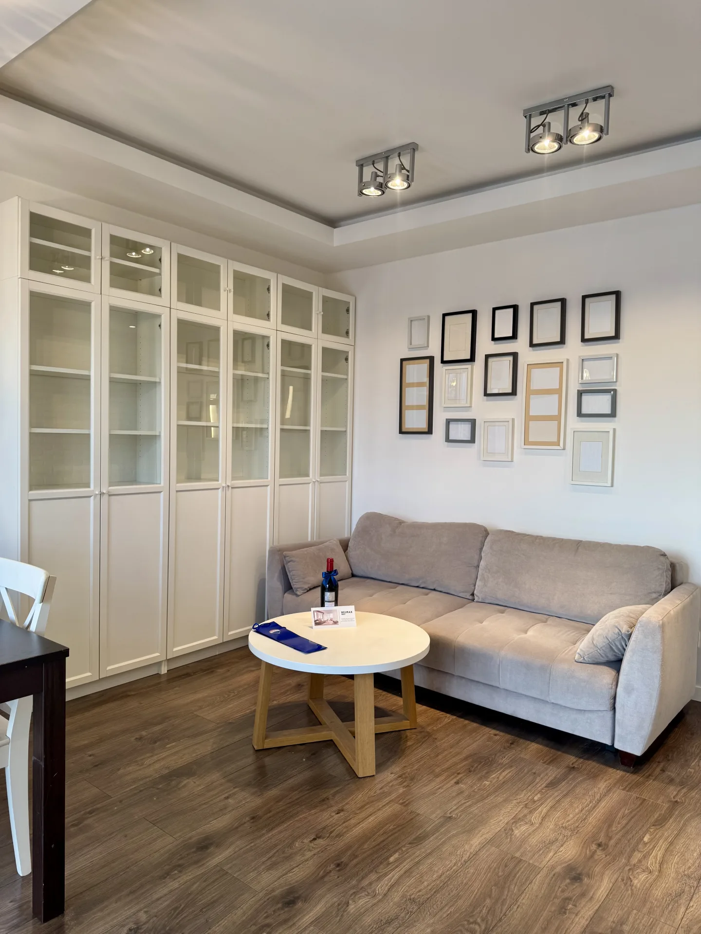 przestronny salon z panoramicznym oknem i nowoczesnym wykończeniem